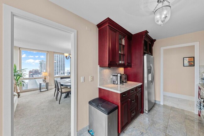 Building Photo - 111 E Chestnut St