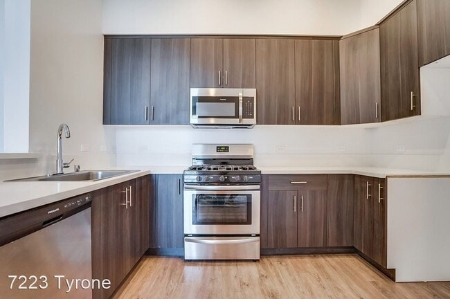 Building Photo - 7223 Tyrone Ave