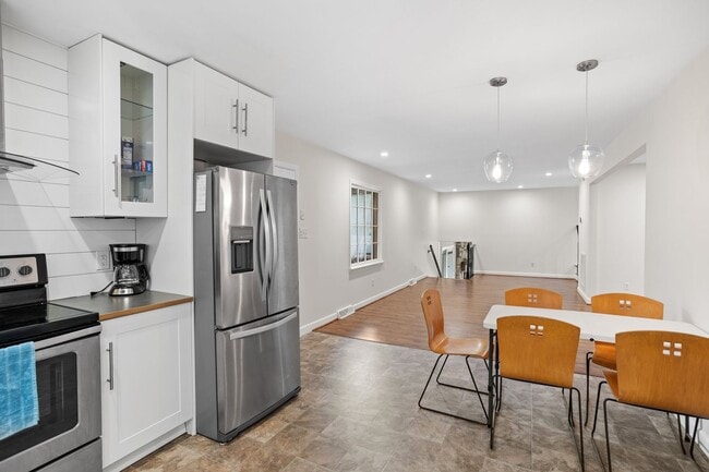 Building Photo - Spacious 4-Bedroom Home with Fenced Yard in Hampton Woods