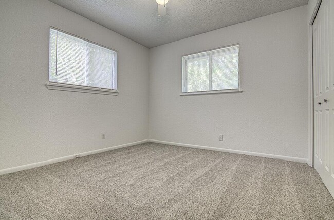 Building Photo - 8803 Brookfield Dr