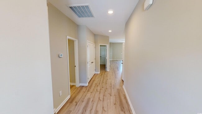 Building Photo - 14 Racquet Club Dr