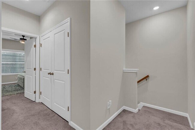 Building Photo - 1959 Hidden Hts