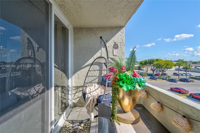 Building Photo - 10000 NW 80th Ct