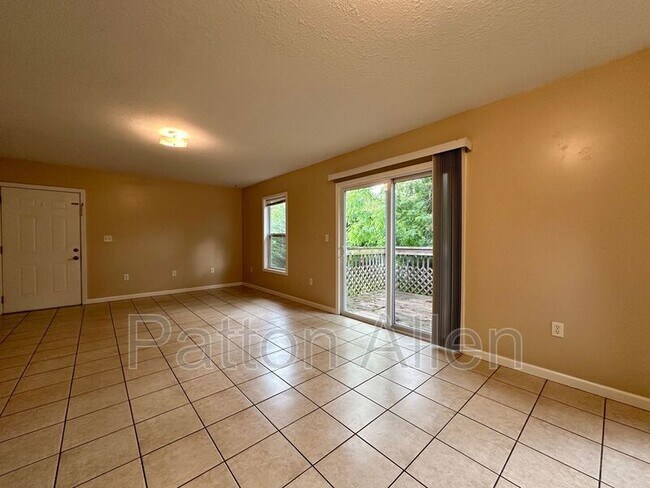 Building Photo - 8 Zell Ln