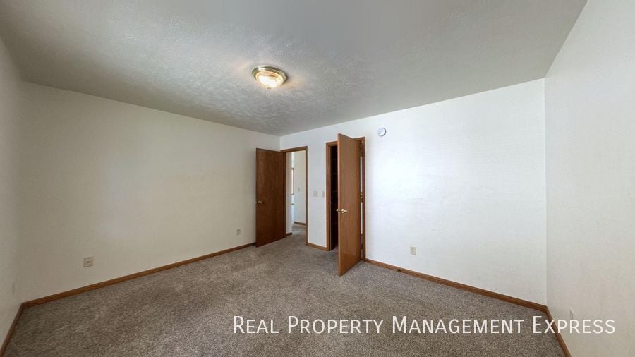 Building Photo - Prime Location 3-Bedroom Gem