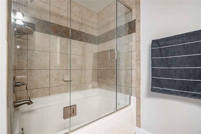 Building Photo - 402 Madison Ln S E