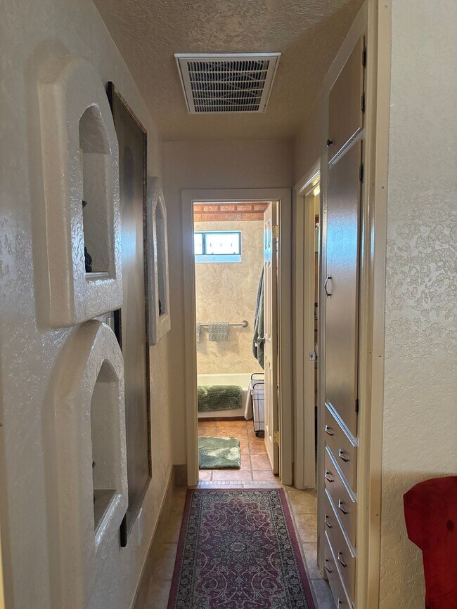 Building Photo - NEWLY REMODELED 1 BED 1 BATH