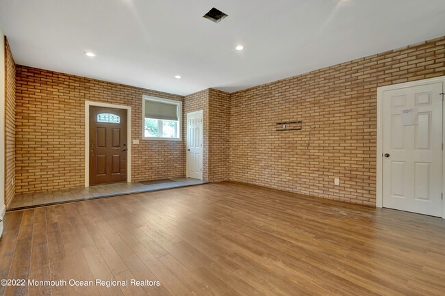 Building Photo - 3022 S Wood Ave