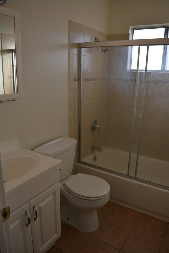 Building Photo - UPSTAIRS 2 BEDROOM UNIT IN A 4PLEX AT HAMILTON DOWNS