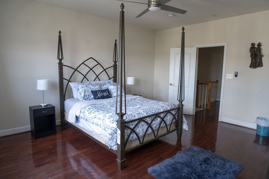 Primary Queen - 604 Kingfisher Ave