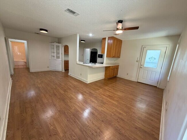 Building Photo - Pensacola - East Hill - 4 bedrooms, 3 bathroom - Mother in Law suite