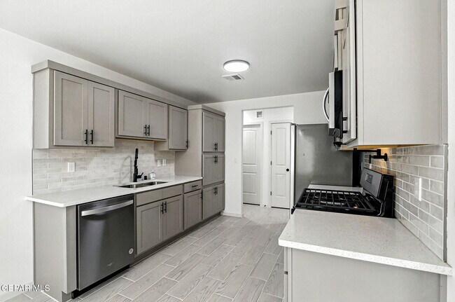Building Photo - 941 Sandhurst Pl