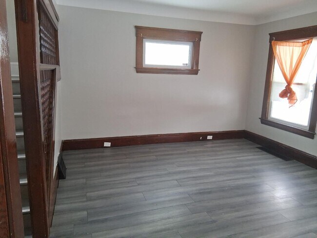 Building Photo - 1337 E 84th St