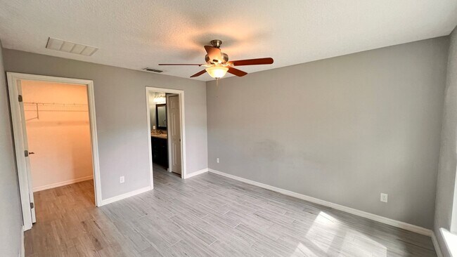 Building Photo - BEAUTIFUL 3/2 w/ office HOME in Deltona!