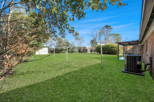 Building Photo - 1103 Pine St