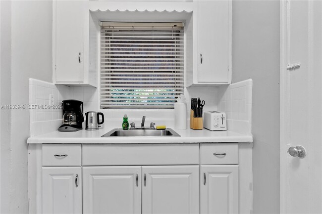 Building Photo - 427 NE 107th St