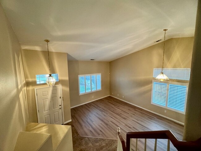 Building Photo - Spacious 3 Bedroom 3 Full Bathrooms Available Now!