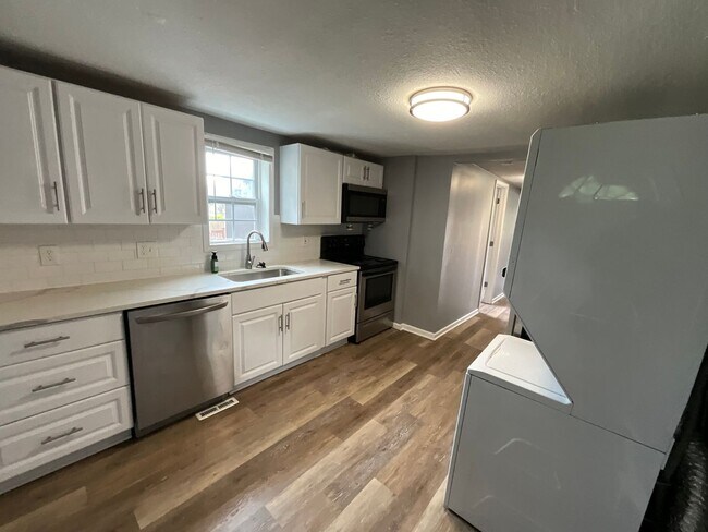 Building Photo - 2 bedroom with amazing yard!