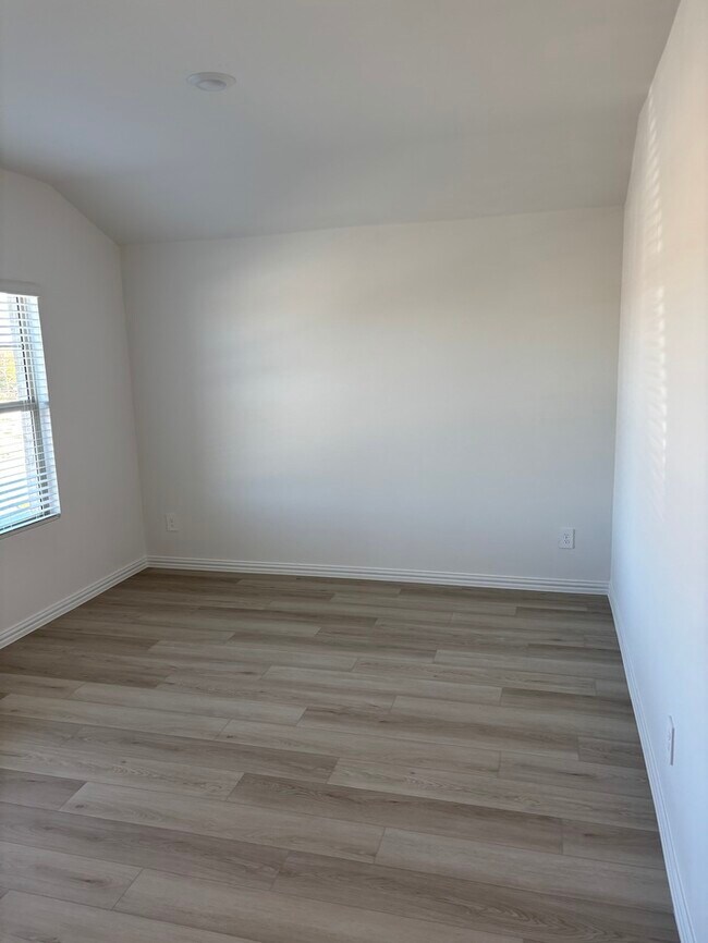 Building Photo - New Home for the New Year!