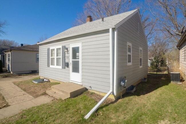 Building Photo - 715 S West Ave