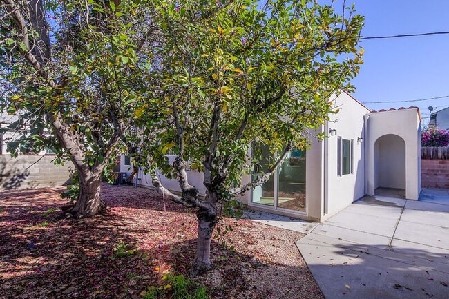 Building Photo - 621 W Glenoaks Blvd