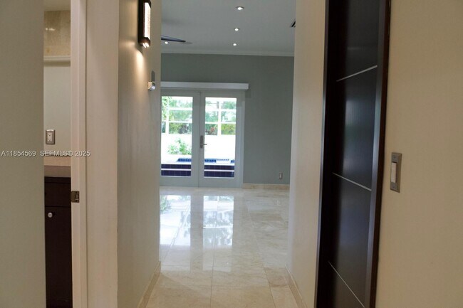 Building Photo - 6739 Skyline Dr