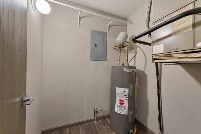 Building Photo - 1040 University Dr