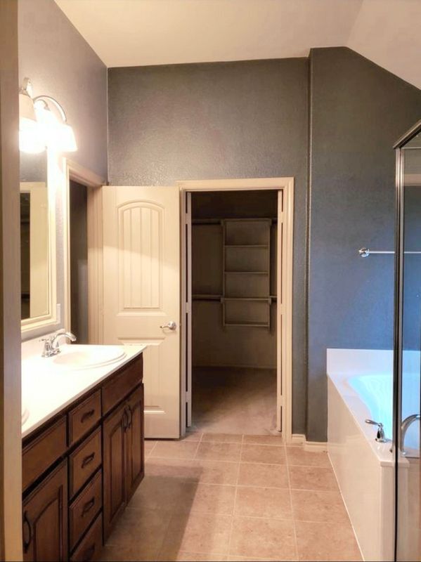 Building Photo - 2401 Silverthorn Ct