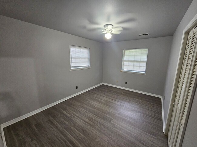 Building Photo - 1022 W Bel Air Dr