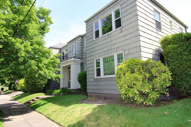 Building Photo - 2330 SE 22nd Ave