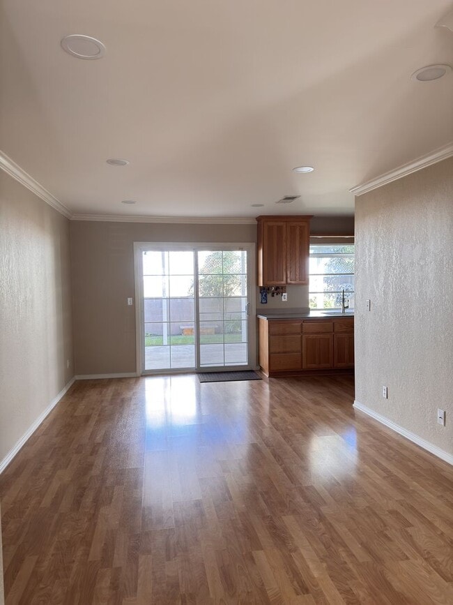 Building Photo - Updated 3-Bed Home with Oversized Garage & Huge Driveway