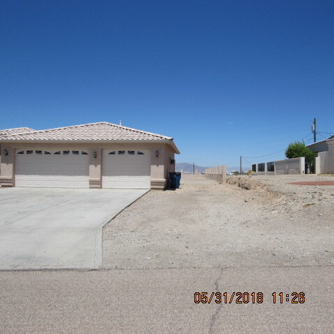 Building Photo - 3 Bedroom 2 bathroom 3 car garage