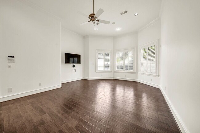 Building Photo - Exceptional 5-bedroom home (2 down) in desirable Woodlands Country Club with landscape & pool mai...