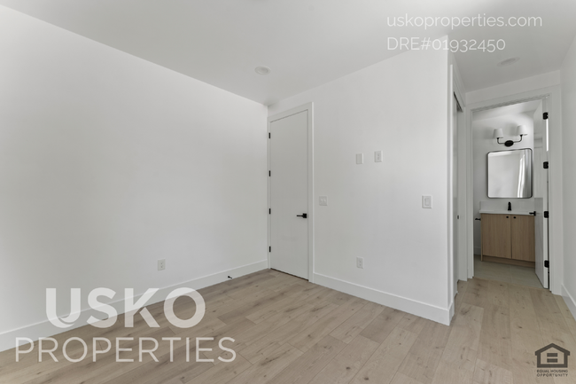 Building Photo - "Chic Urban Living: Spacious 2-Bed, 2-Bath...