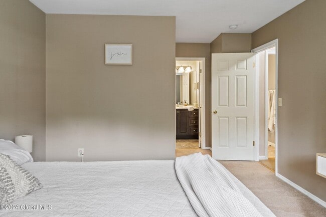 Building Photo - 9 Oxford Dr