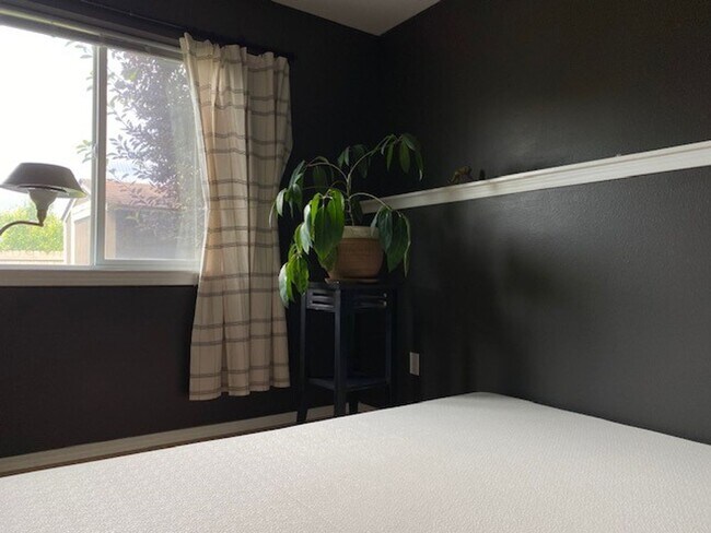 Building Photo - 3950 NE Vista del Rey Dr