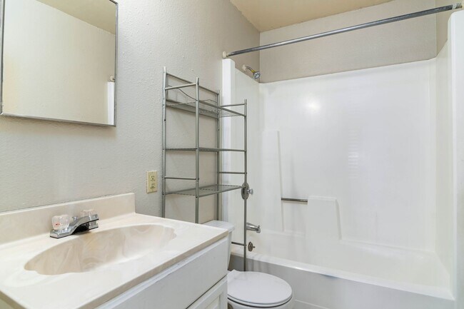 Building Photo - 2 Bedroom Duplex
