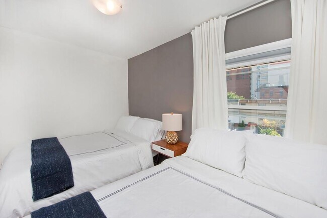 Building Photo - 1 Saddlewood Ct