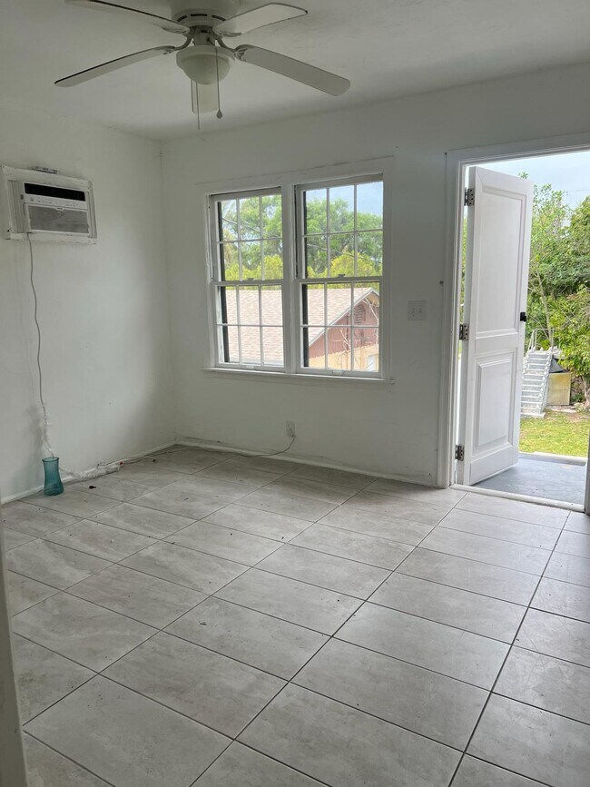 Building Photo - 1260 NE 115th St