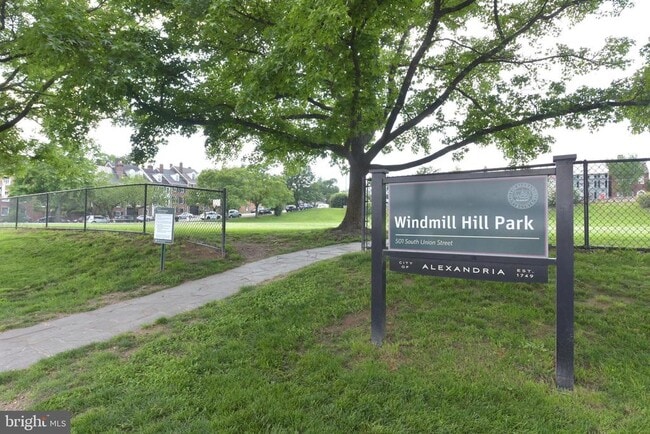 Building Photo - 700 Kahn Pl