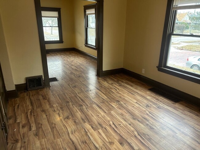 Building Photo - 3 Bedroom House