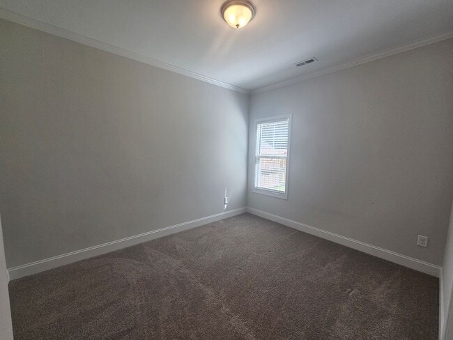 Building Photo - NEW LISTING!!!!