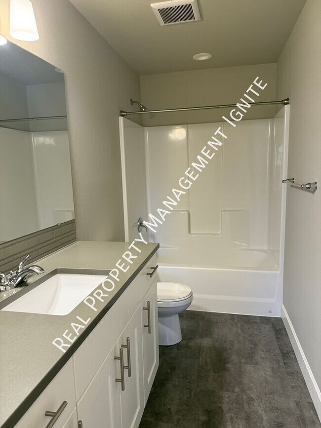 Building Photo - 451 NE Oak Ave