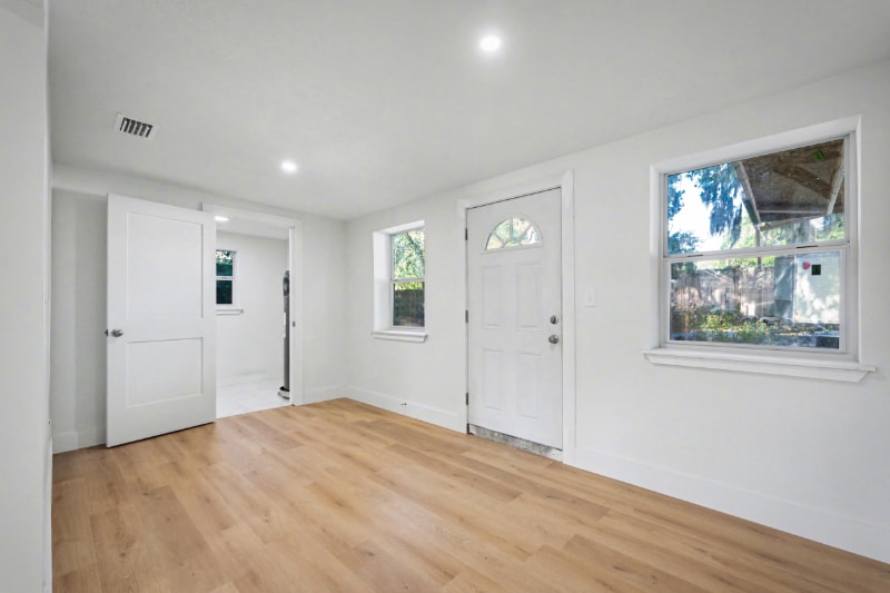 Building Photo - 5827 Ansley St