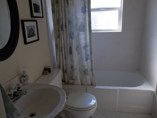 Building Photo - 212 7th St