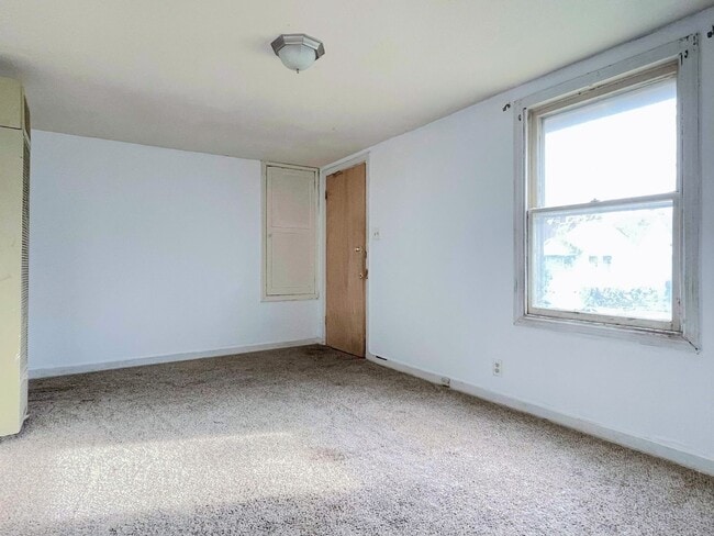 Building Photo - One Bedroom House with basement