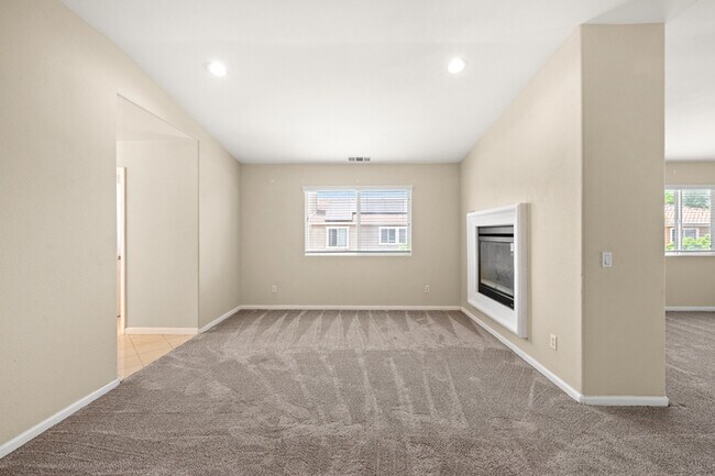 Building Photo - Ideal for Large Families – 6BR/4BA Eastval...