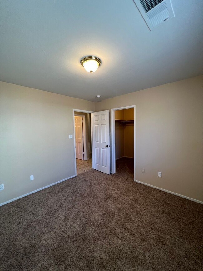 Building Photo - 2902 Tar Springs Ave