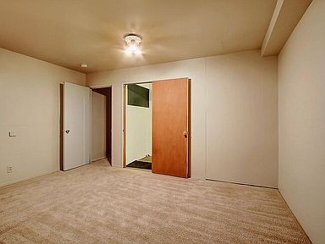 Building Photo - 3213 21st Ave W