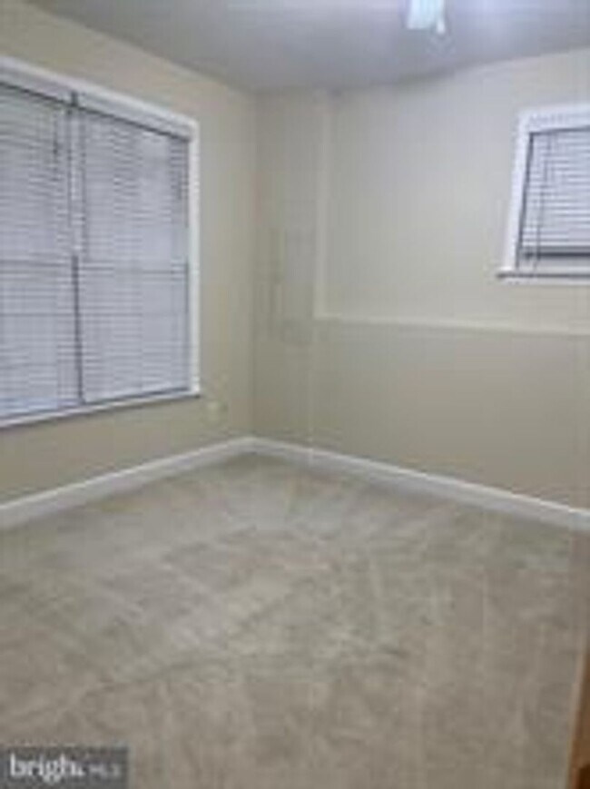 Building Photo - END UNIT TOWNHOUSE WITH 2 CAR GARAGE, 4 BEDROOMS AND 3.5 BATHS..FINISHED REC ROOM